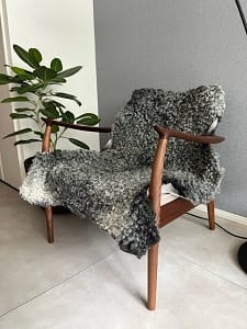 お気に入りのパーソナルチェアとラグで、心地よい時間を過ごせています。