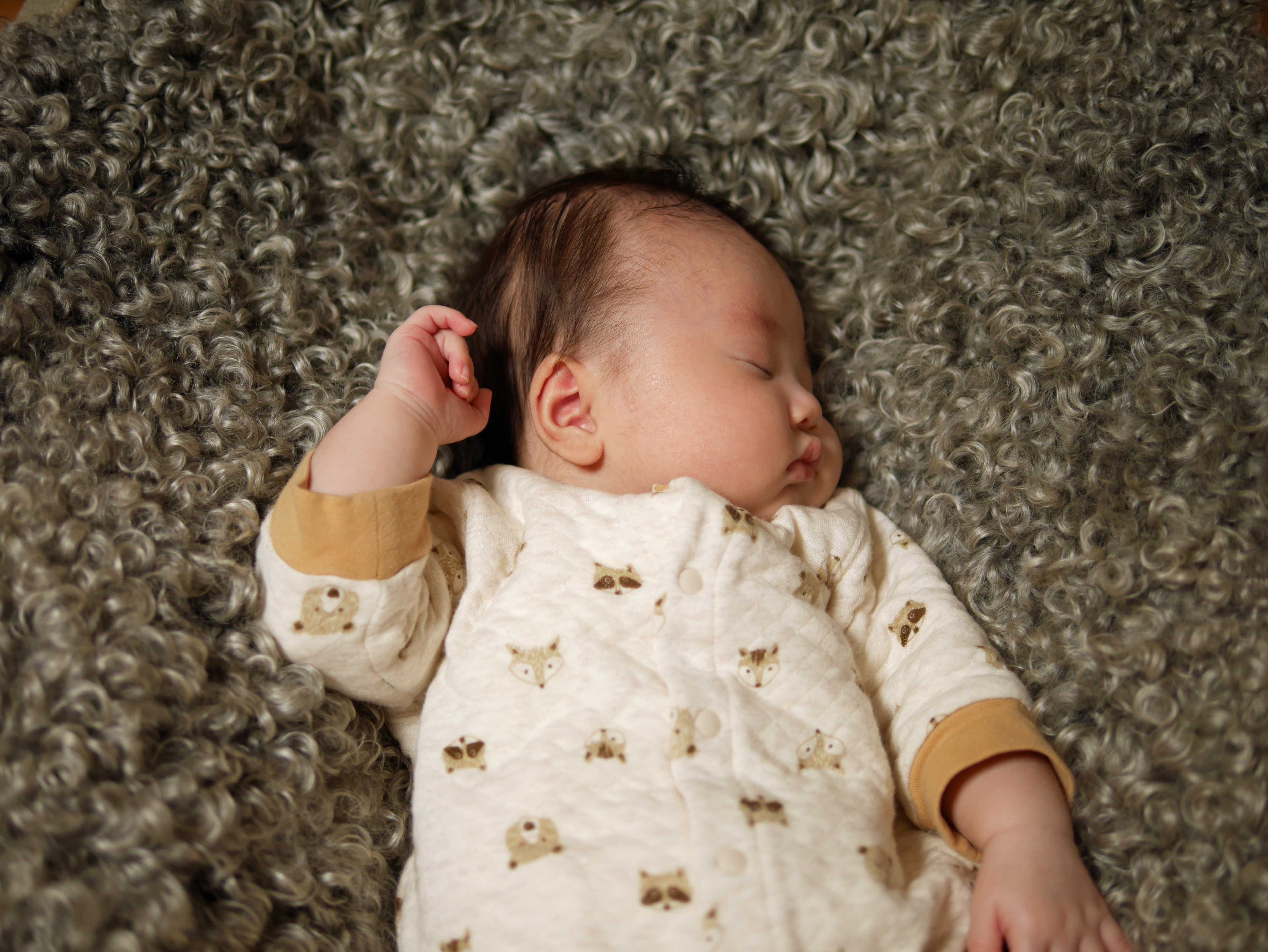 初孫の誕生祝いにラグ・プレミアムをプレゼント。汗をかいてもすやすや眠る孫の笑顔に大満足です。